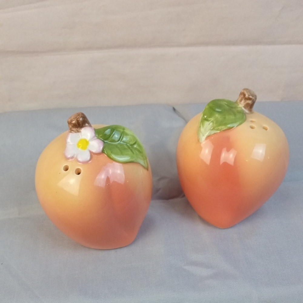 🏠🍒 Peach Shaped Salt and Pepper Shakers